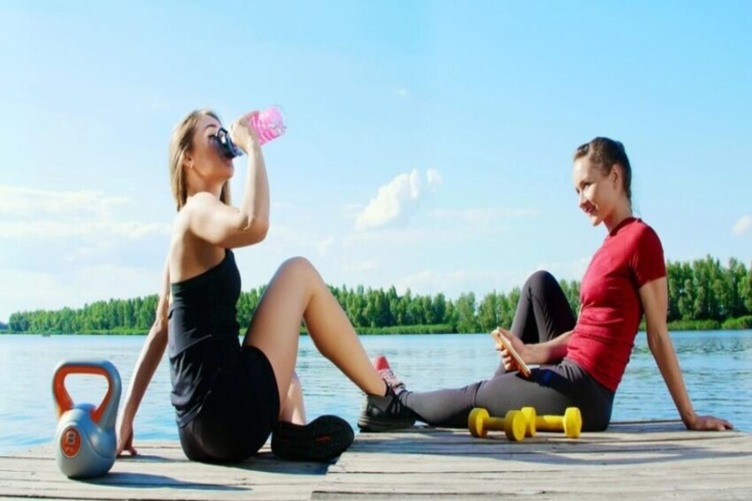 Group doing Outdoor HIIT Workouts in the park